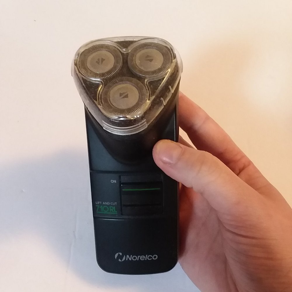 Electric Razor - image 1